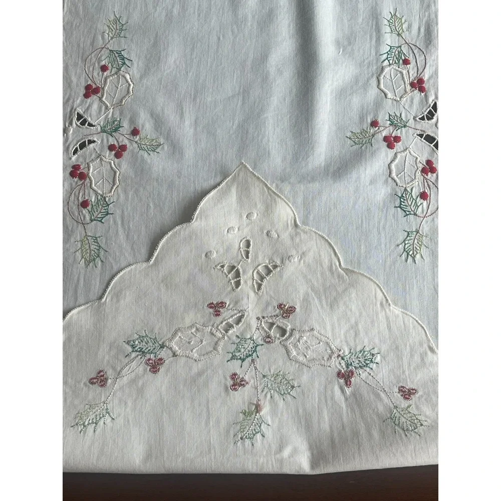 Vintage Christmas Table Runner Embroidered Cutwork Holly Berries 70x12.5